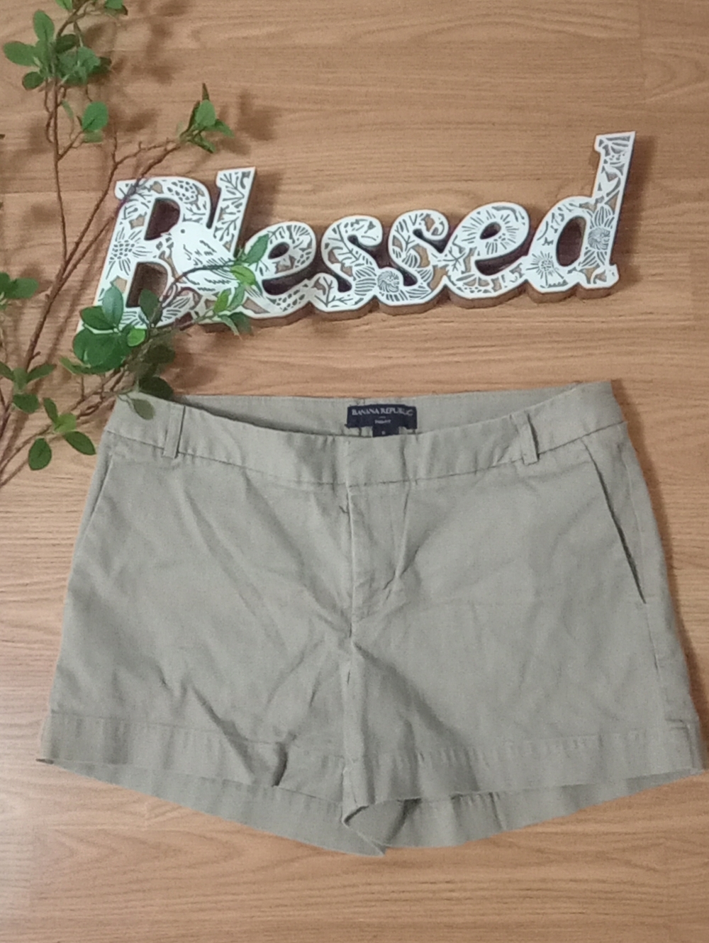 Banana Republic Tailored Khaki Shorts Size 6/ Small